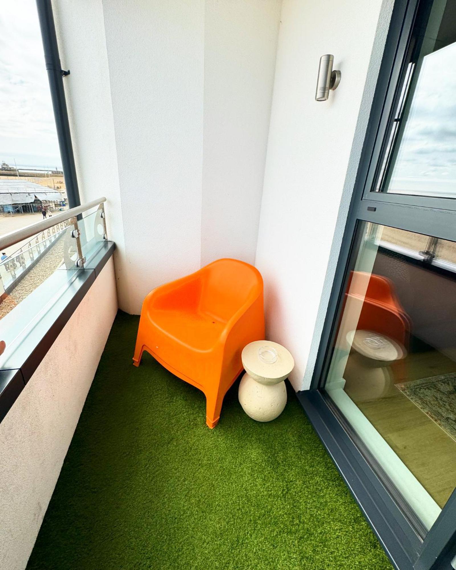Stunning Beach Front Apartment With Sea Views, Free Parking & Balcony Ramsgate Extérieur photo