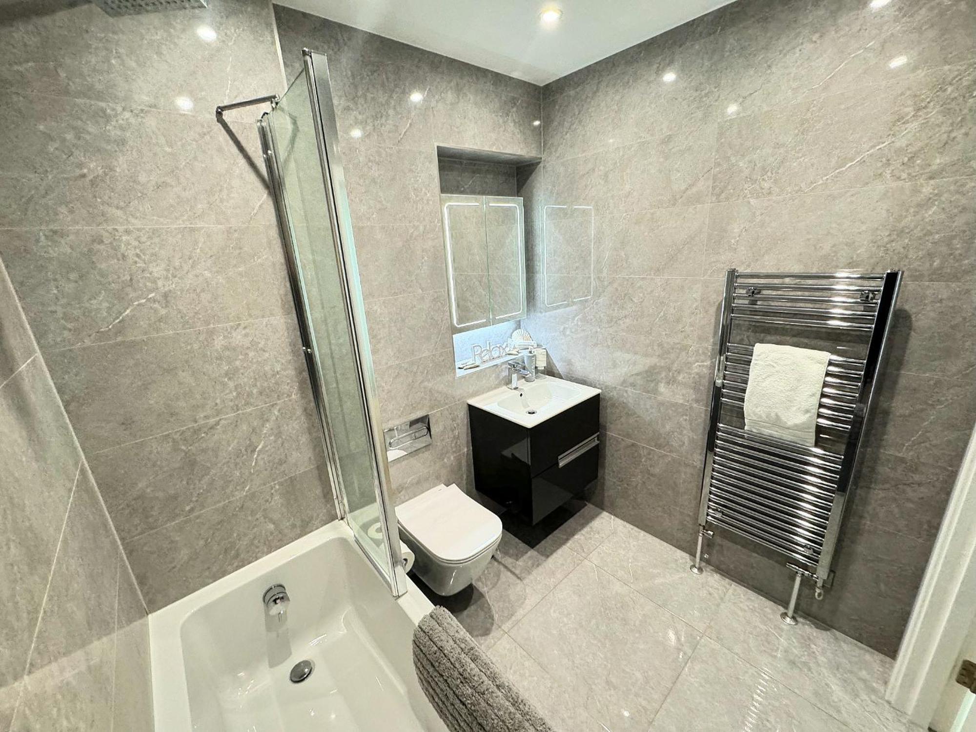 Stunning Beach Front Apartment With Sea Views, Free Parking & Balcony Ramsgate Extérieur photo