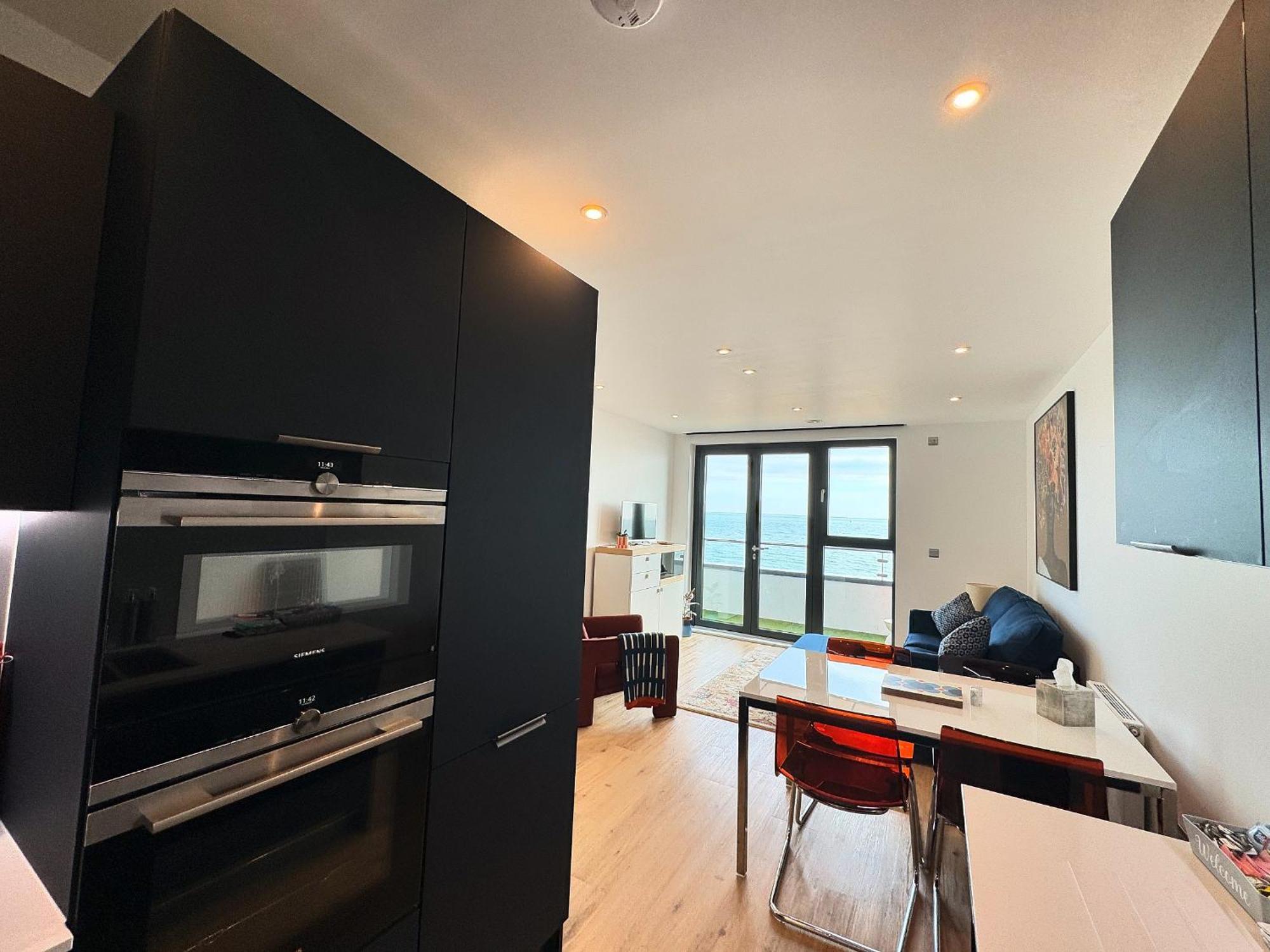 Stunning Beach Front Apartment With Sea Views, Free Parking & Balcony Ramsgate Extérieur photo