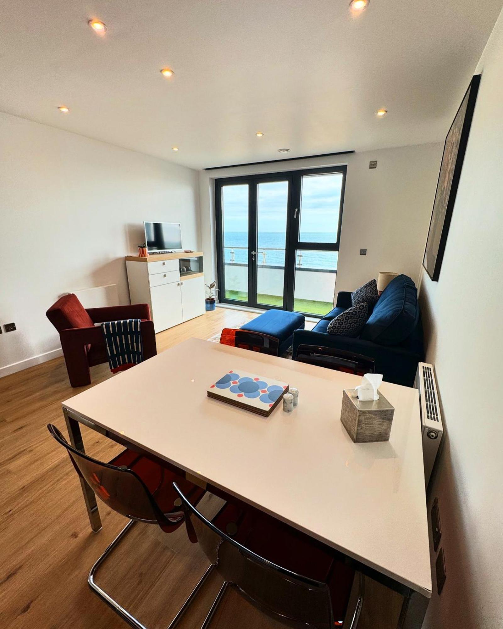 Stunning Beach Front Apartment With Sea Views, Free Parking & Balcony Ramsgate Extérieur photo
